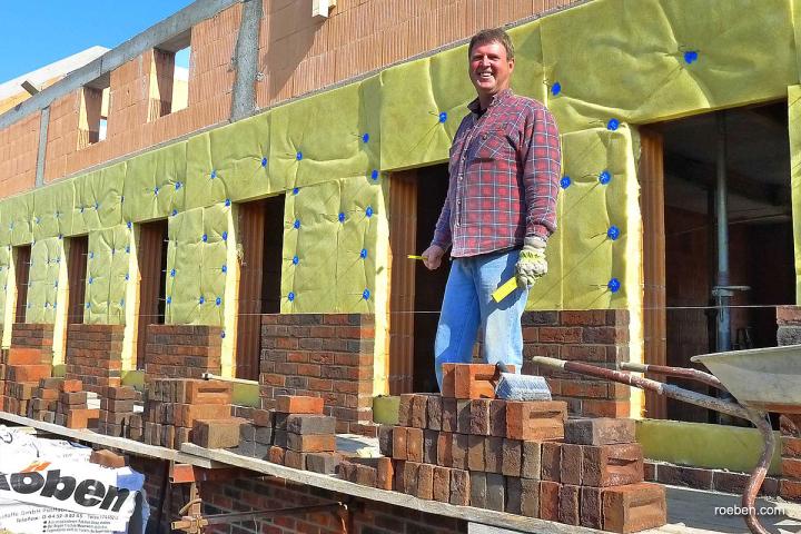 Die zweischalige Wand: Röben Thermoziegel für die Hintermauer, Handformverblender für die Fassade - dazwischen die Dämmung Die zweischalige Wand: Röben Thermoziegel für die Hintermauer, Handformverblender für die Fassade - dazwischen die Dämmung