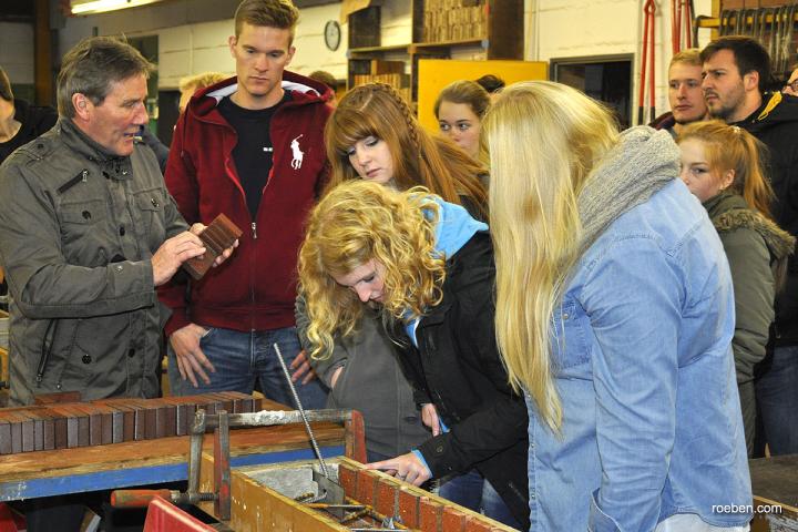 Studierende der Jade Hochschule Oldenburg bei Röben in Querenstede: Die Klinkersturz-Produktion Studierende der Jade Hochschule Oldenburg bei Röben in Querenstede: Die Klinkersturz-Produktion