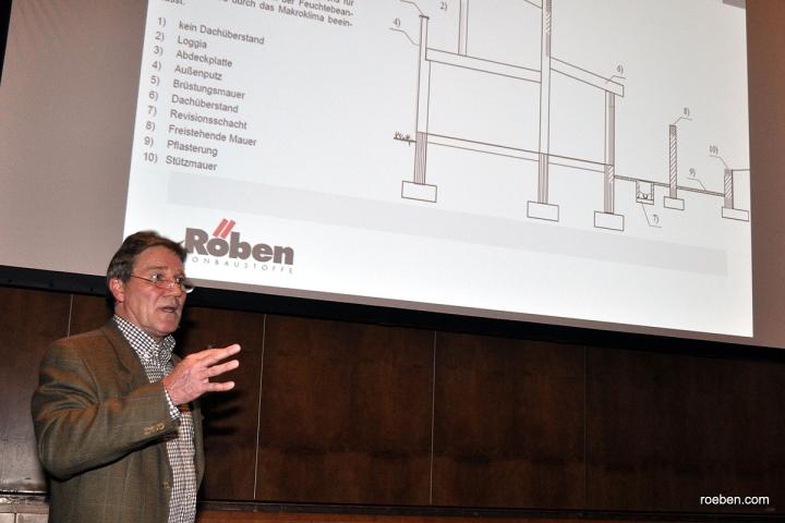 Dipl.-Ing Horst Klockgether, Leiter Röben Produkt- und Anwendungstechnik, erläutert die Bedeutung der neuen DIN für die Zweischalige Wand