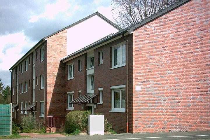 Ein Gewinn für alle: Mehrfamilienhaus der VEBOWAG, Bonn, nach der Sanierung mit einem WDVS und Röben Klinkerriemchen WESTERWALD bunt.