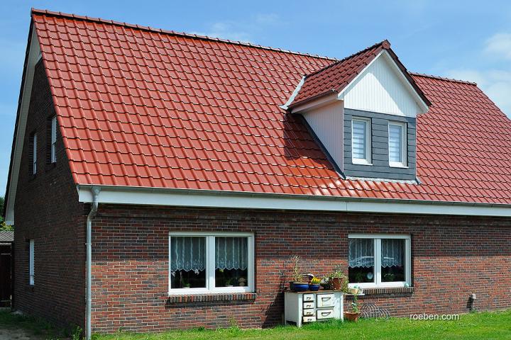 Neues Dach auf altem Haus: Der Röben Tondachziegel PIEMONT kastanienbraun