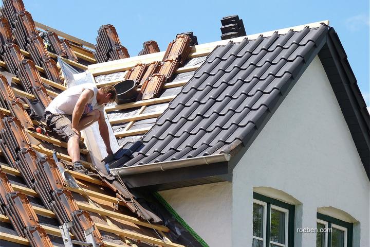 Die Dachziegel sind da! Neuer Wetter- und Wärmeschutz für das schöne alte Friesenhaus.