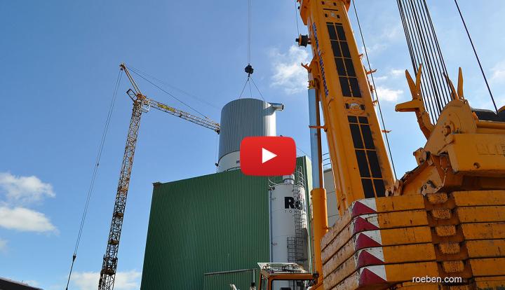 Der neue Sprühturm schwebt in die Aufbereitungshalle Der neue Sprühturm schwebt in die Aufbereitungshalle