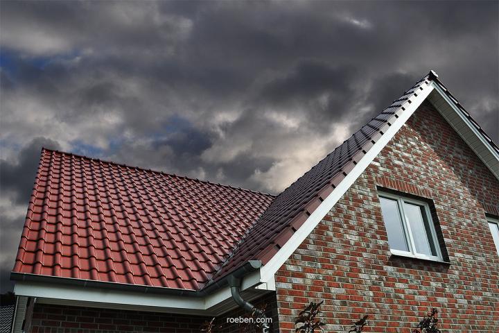 Eine Klinkerfassade und korrekt verlegte Dachziegel sind ein sicherer Schutz vor rauem Wetter