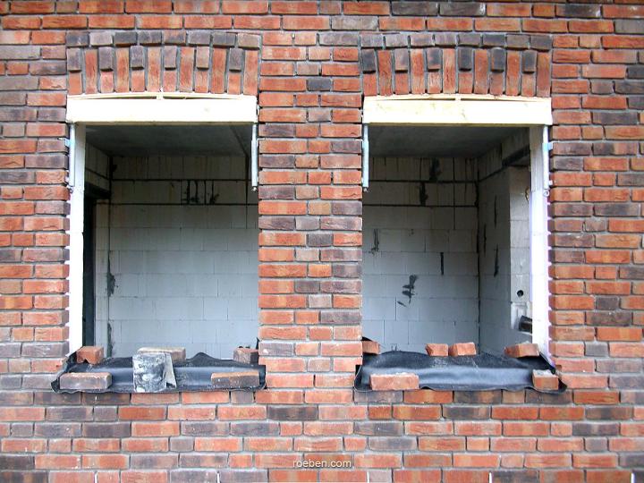 Einfach und wirkungsvoll: Das Abdecken des Mauerwerkes (hier der Fensterbänke) in der Bauphase verhindert, dass Regenwasser eindringt und es später zu Ausblühungen kommt. Einfach und wirkungsvoll: Das Abdecken des Mauerwerkes (hier der Fensterbänke) in der Bauphase verhindert, dass Regenwasser eindringt und es später zu Ausblühungen kommt.