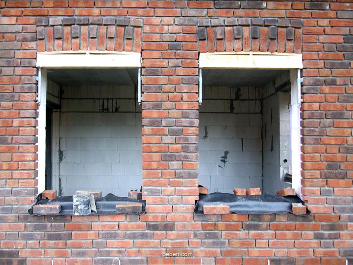 Einfach und wirkungsvoll: Das Abdecken des Mauerwerkes (hier der Fensterbänke) in der Bauphase verhindert, dass Regenwasser eindringt und es später zu Ausblühungen kommt.