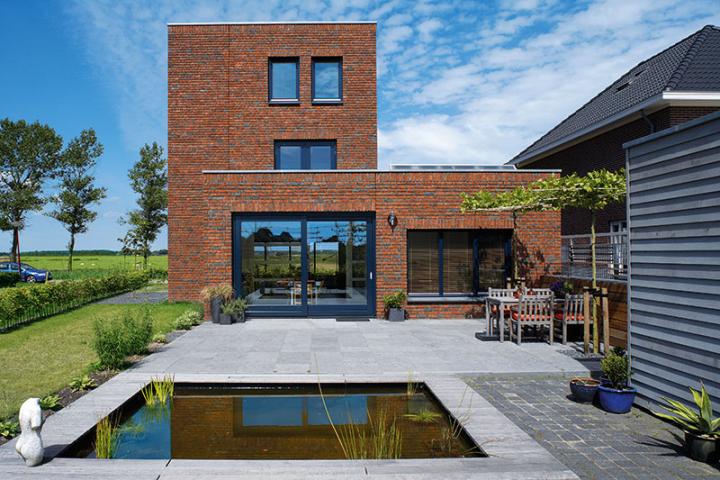 Weite Aussicht über´s flache Land, Einfamilienhaus in Winsum, NL, Röben Handform-Verblender WASSERSTRICH, buntgeflammt, NF
