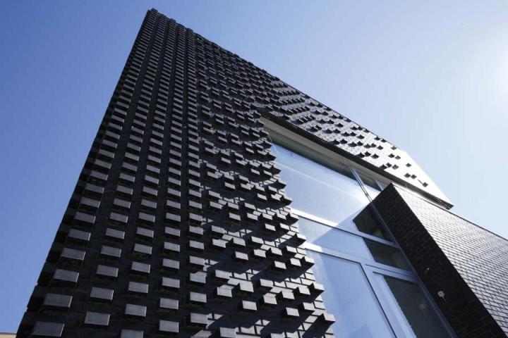 Architektur oder Skulptur? Das eine schließt das andere nicht aus, wie dieses Einfamilienhaus beweist. Architekt: Marc Koehler, Amsterdam/NL. Keramik-Klinker FARO schwarz-nuanciert.