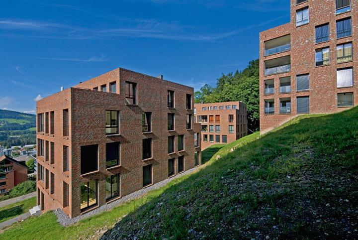 Raumhohe Fenster, großzügige Terrassen und geschützte Loggien kennzeichnen die klaren Linien der Architektur.  