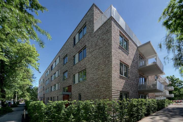 Ansprechende Architektur mit rustukalem Röben-Handformverblender GEESTBRAND bunt-weiß im Hamburger Wohnungsbau.