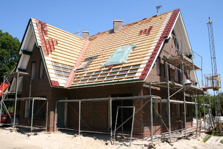 Ein Neubau mit optimalen energetischen Eigenschaften. Tondachziegel und Klinker garantieren die lange, wartungsfreie Lebensdauer der Gebäudehülle.