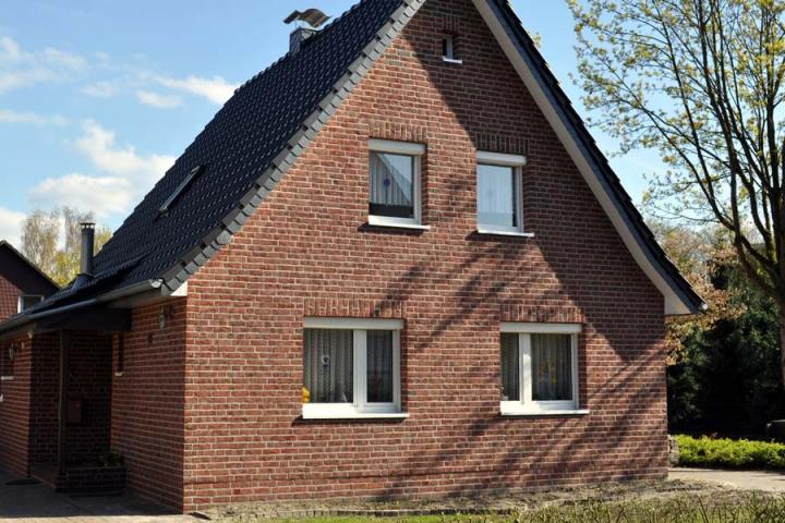 Das ehemalige Putz-Siedlungshaus im neuen Klinker-Gewand: Rund 2.800,- Euro spart die Wärmedämmung der Fassade jährlich. 