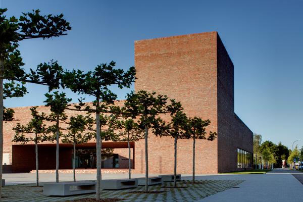 1. Platz Gesamtsieger
Sieger Kategorie „Öffentliche Bauten, Sport und Freizeit“

Projekt: Dominikuszentrum München
Baujahr: 2008
Architekt: meck architekten, Prof. Andreas Meck, München