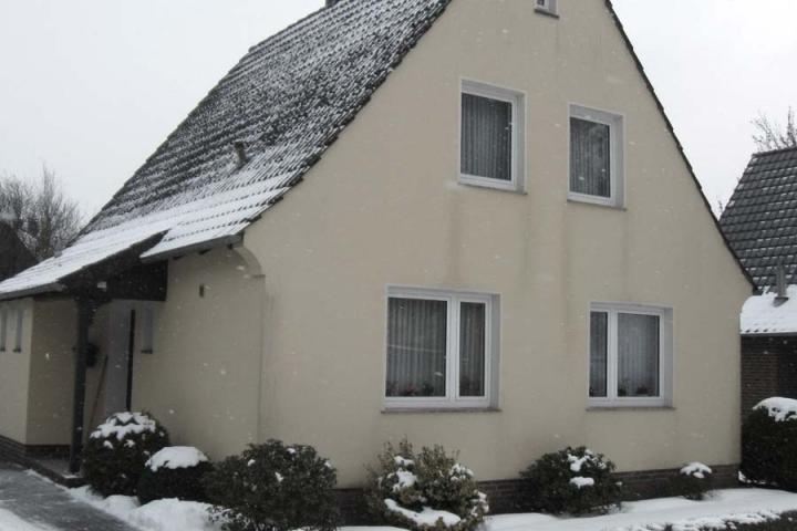 Das baugleiche Nachbarhaus, ohne Dämmung: Nicht nur unter energetischen Gesichtspunkten lohnt sich das WDVS mit echten Klinkerriemchen.