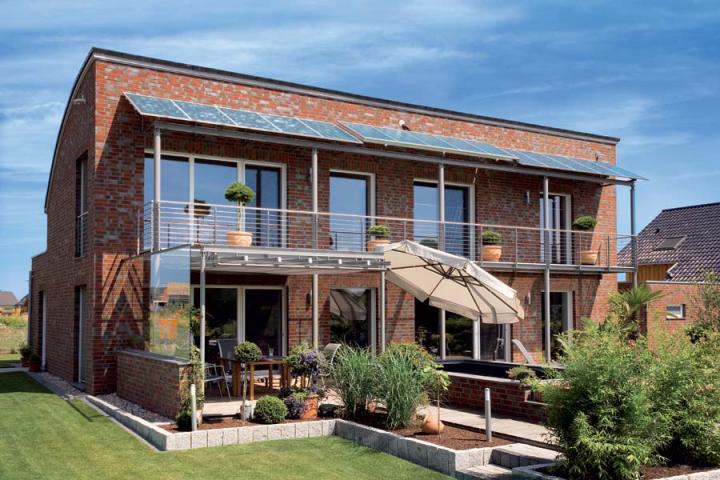 Dieses Passivhaus wurde in massiver, zweischaliger Bauweise mit dem Röben Klinker RYSUM erstellt. Es erfüllt alle Anforderungen an Energieeffizienz, Werterhalt und Wohngesundheit.