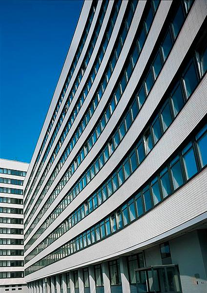 Die Fassade der Wirtschaftsbehörde in Hamburg wurde mit einem WDVS und perlweißen Röben Keramik-Klinker-Riemchen energetisch auf den neuesten Stand gebracht und optisch wieder in ihren ursprünglichen Zustand versetzt.