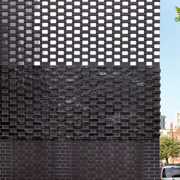 Urban Mesh Design, London: FARO schwarz nuanciert Die durch das Durchtrennen der Lochziegel entstehenden und nach außen gewendeten Stege schaffen dabei eine charakteristische Oberflächenstruktur