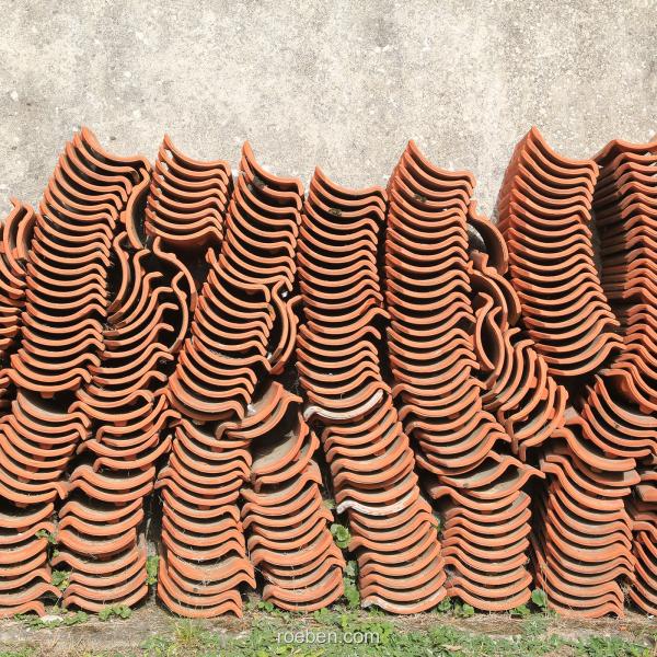 Ziegel sind nachhaltig: Die alten Ziegel können für eventuelle Ausbesserungen an den nicht sanierten Dächer verwendet werden - Klosters in Wigry (PL)