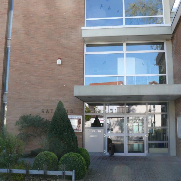 Eingangsbereich Rathaus Reinheim vor der Sanierung mit Glasfassade