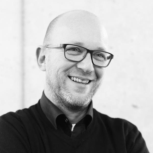 Adrian Hochstrasser mit Brille in Schwarz-Weiß.