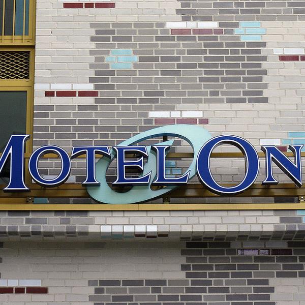 Für das Klinker-Mosaik entwickelten der Architekt und Röben vier Grautöne und farbige Sonder-Glasuren. Auch Türkis, wie im Logo &quot;Motel-One&quot;.