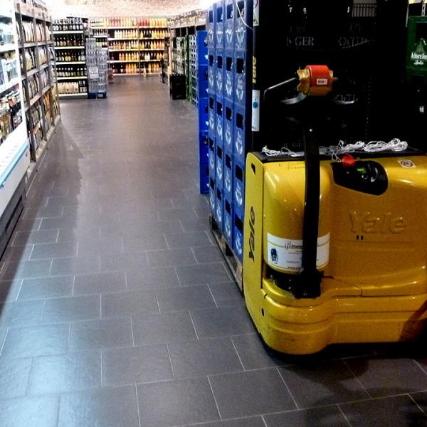 Feinsteinzeug mit geschieferter Oberfläche: SABRINA 30x30 im EDEKA-Markt Itzehoe