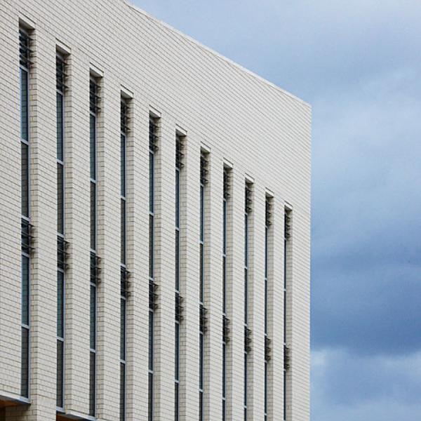 East Village Health Centre - zurückspringende Glasfront mit einem langgestreckten Arkadengang: Röben Klinker OSLO perlweiß glatt. | Foto: Timothy Soar