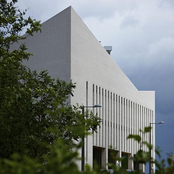 East Village Health Centre - zurückspringende Glasfront mit einem langgestreckten Arkadengang: Röben Klinker OSLO perlweiß glatt. | Foto: Timothy Soar