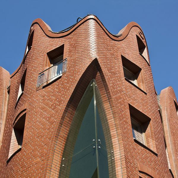 Das Designhotel mit seinen geschwungenen Linien und anderen Unregelmäßigkeiten an der Fassade. Klinker: MELBOURNE ziegelrot, glatt