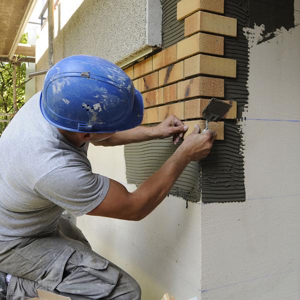 Röben Klinkerriemchen für das WDVS als &quot;Brick-Design&quot; Sonderanfertigung. Zunächst werden die Winkelriemchen geklebt.