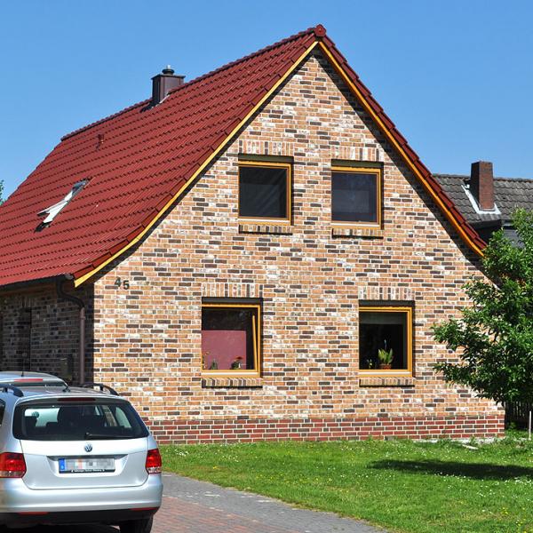 Die neue Klinker-Fassade und das neue Ziegeldach verleihen dem Haus seine hohe Wertigkeit.