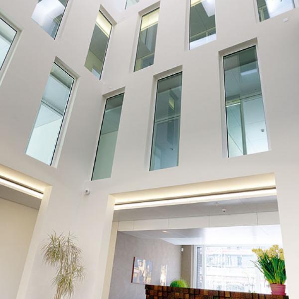 Lichtdurchfluteter Innenraum: Bürogebäude in Triesen/Vaduz (FL) | Foto: Bargetze & Partner