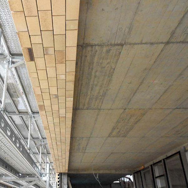 Brick-Design® Klinker BERN: Über dem zurückspringenden Eingangsbereich reichen die Stürze mehr als 60 cm tief in die Deckenkonstruktion hinein | Foto: Wolfgang Dürr