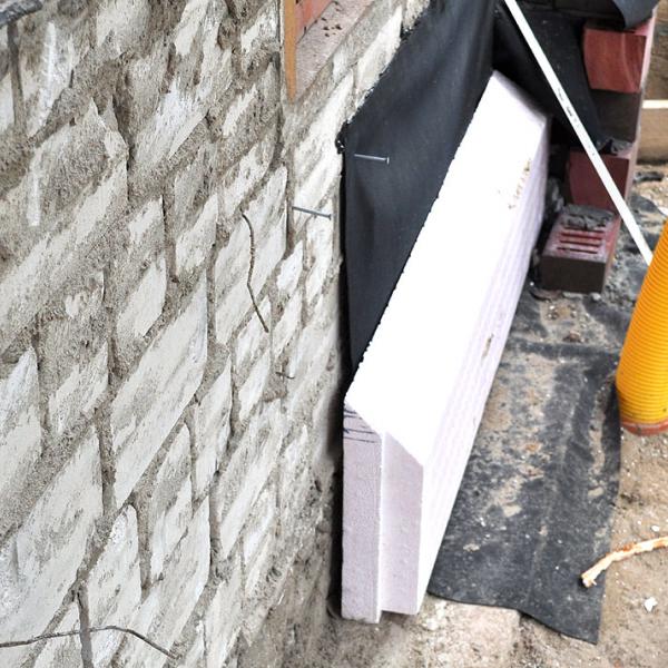 Korvettenstraße in Lübeck: Dort, wo sich die alte Klinkerfassade befand, wird nun das Dämmmaterial angebracht. Ein neues Fundament trägt die vorgezogene Klinker-Fassade