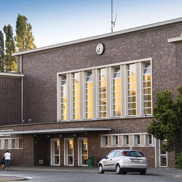 Der Bahnhof Glogau (PL) nach der Sanierung mit Röben Klinkerriemchen ADELAIDE burgund | Foto: PrzemysÅ‚aw Piwowar