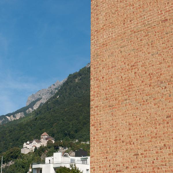 Röben Handformverblender und -Riemchen MOORBRAND sandgelb-bunt. Im Hintergrund das Schloss Vaduz, Sitz des Fürstenhauses Liechtenstein | Foto: Patrick Weber
