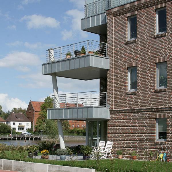 Die Stützen für die Balkone greifen die Form des Pylons der angrenzenden Brücke in die Altstadt auf