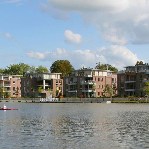 Stadtvillen in Leer. Attraktive Lage am Wasser, Röben Handstrichziegel WIESMOOR kohle-bunt (Architekten-Sortierung Nesse) und Röben Keramik-Klinker BERGEN, silberweiß