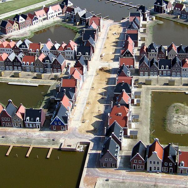 Nach dem Vorbild historischer, holländischer Festungsstädte entstand die Ferienanlage.