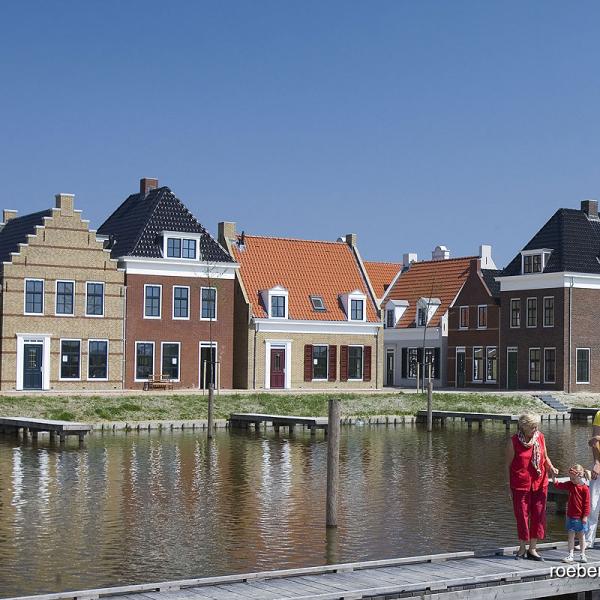 Alles neu: Eine komplette Kleinstadt mit Häusern im Stil des niederländischen Klassizismus.
