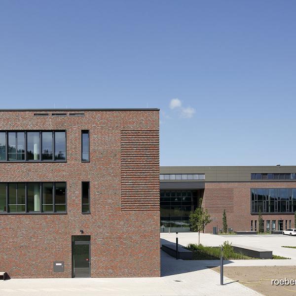 Hauptverwaltung von „Engelbert Strauss“: Röben Handstrichziegel WIESMOOR kohle-bunt, Sondersortierung Brick-Design® | Foto: Cornelia Suhan