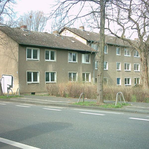 Indiskutabler Standard: Mehrfamilienhaus der VEBOWAG, Bonn, vor der Sanierung.