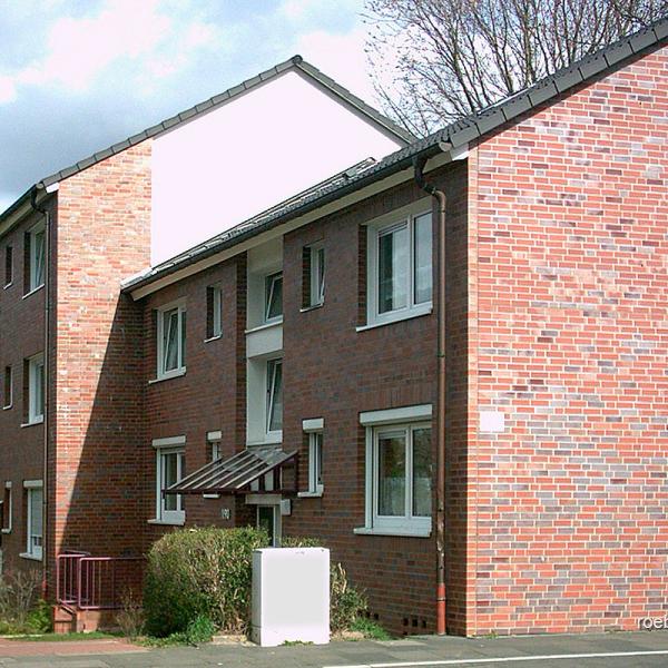 Ein Gewinn für alle: Mehrfamilienhaus der VEBOWAG, Bonn, nach der Sanierung mit einem WDVS und Röben Klinkerriemchen WESTERWALD bunt.