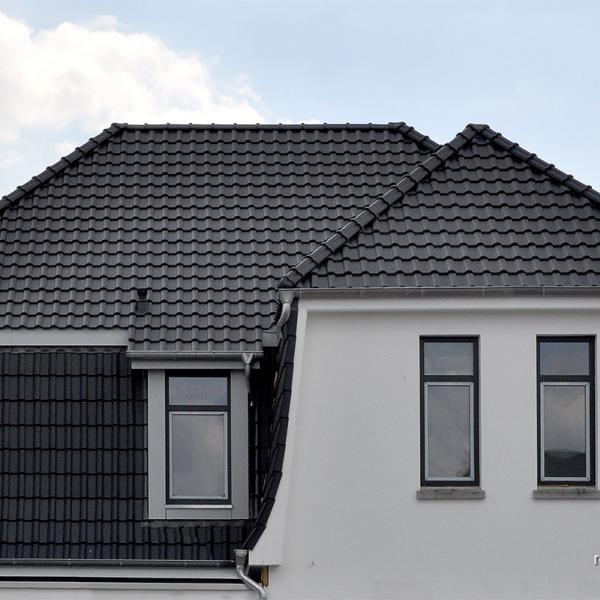Elegante Dachlandschaft mit dem Tondachziegel BARI anthrazit