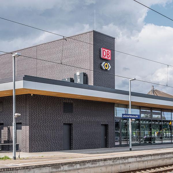 Neubau des Bahnhofsgebäudes in Lutherstadt Wittenberg: Röben Klinker FARO schwarz-nuanciert | Foto: Frank Herfort