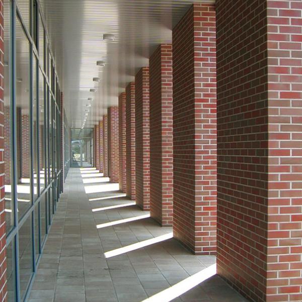 Horizontale und vertikale Linien bestimmen die Gestaltung der Fassaden und Säulengänge.
