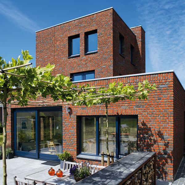 Der kantig geschnittene Neubau zitiert mit seiner streng geometrischen Form ganz bewusst die Niederländische Moderne.