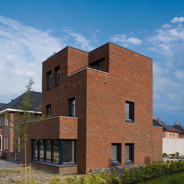 Der kantig geschnittene Neubau zitiert mit seiner streng geometrischen Form ganz bewusst die Niederländische Moderne.