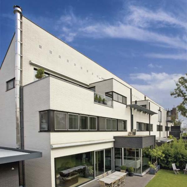 Strahlend weiße Klinker-Architektur im Stil der Neuen Sachlichkeit und des Bauhauses.