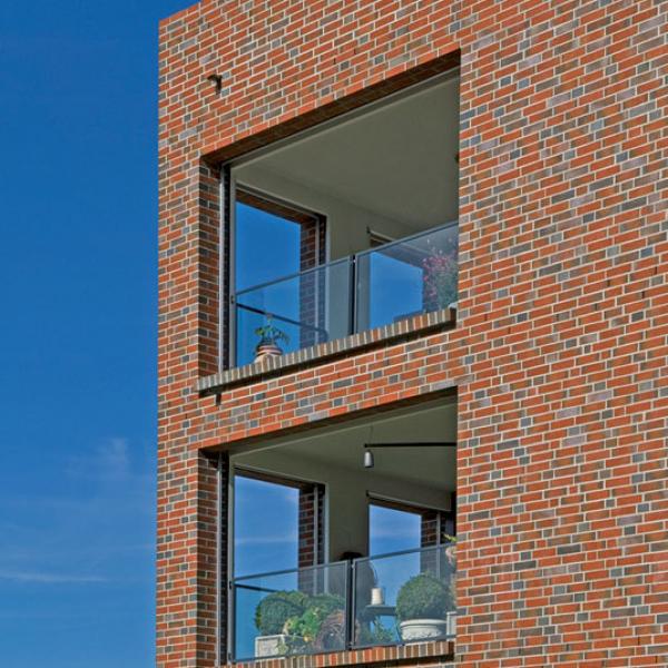 Perfekte Lösungen: Der vorgefertigten Stürze und Fensterbänke sind vollständig in das Mauerwerk integriert... 